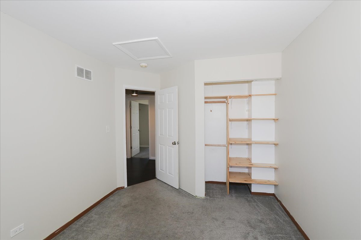 296 W Cherrywood Drive, Palatine, IL 60067