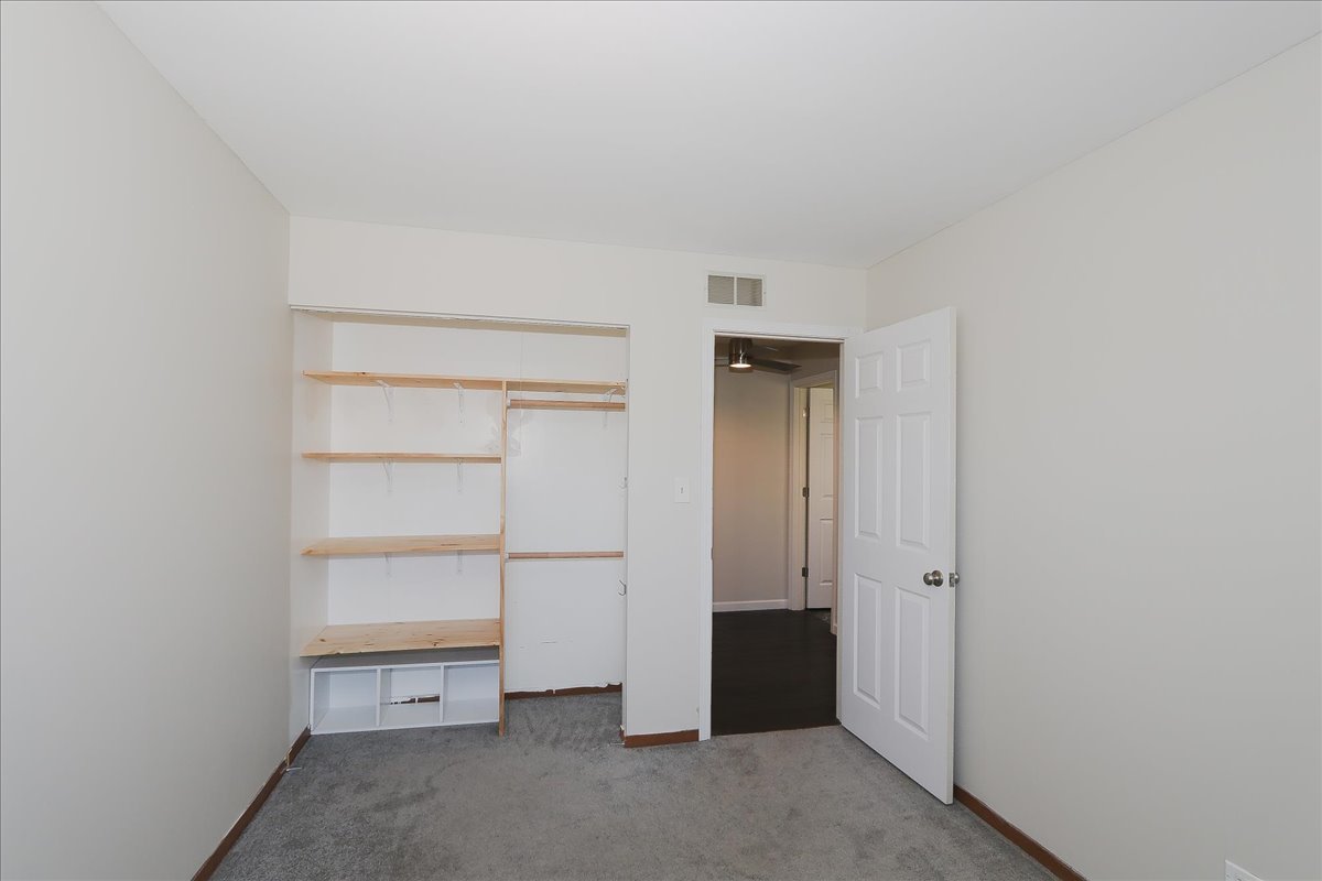 296 W Cherrywood Drive, Palatine, IL 60067