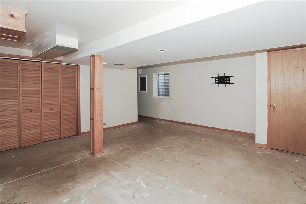 296 W Cherrywood Drive, Palatine, IL 60067