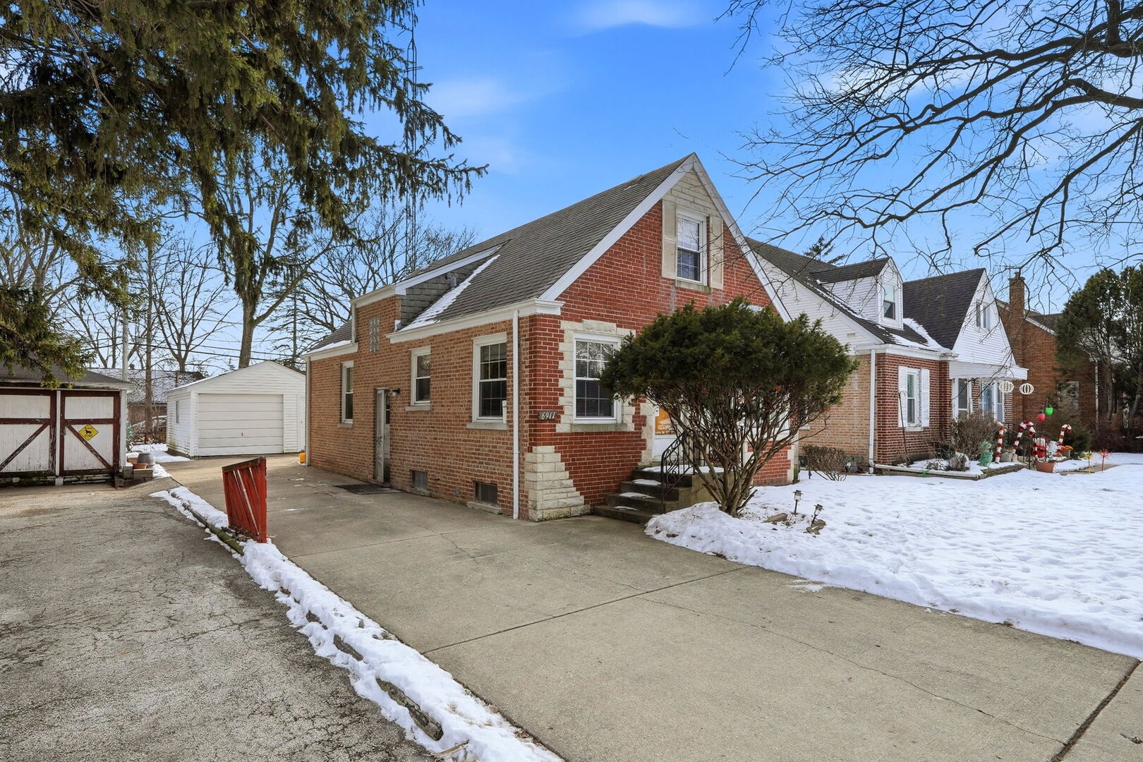 6911 W Niles Terrace, Niles, IL 60714