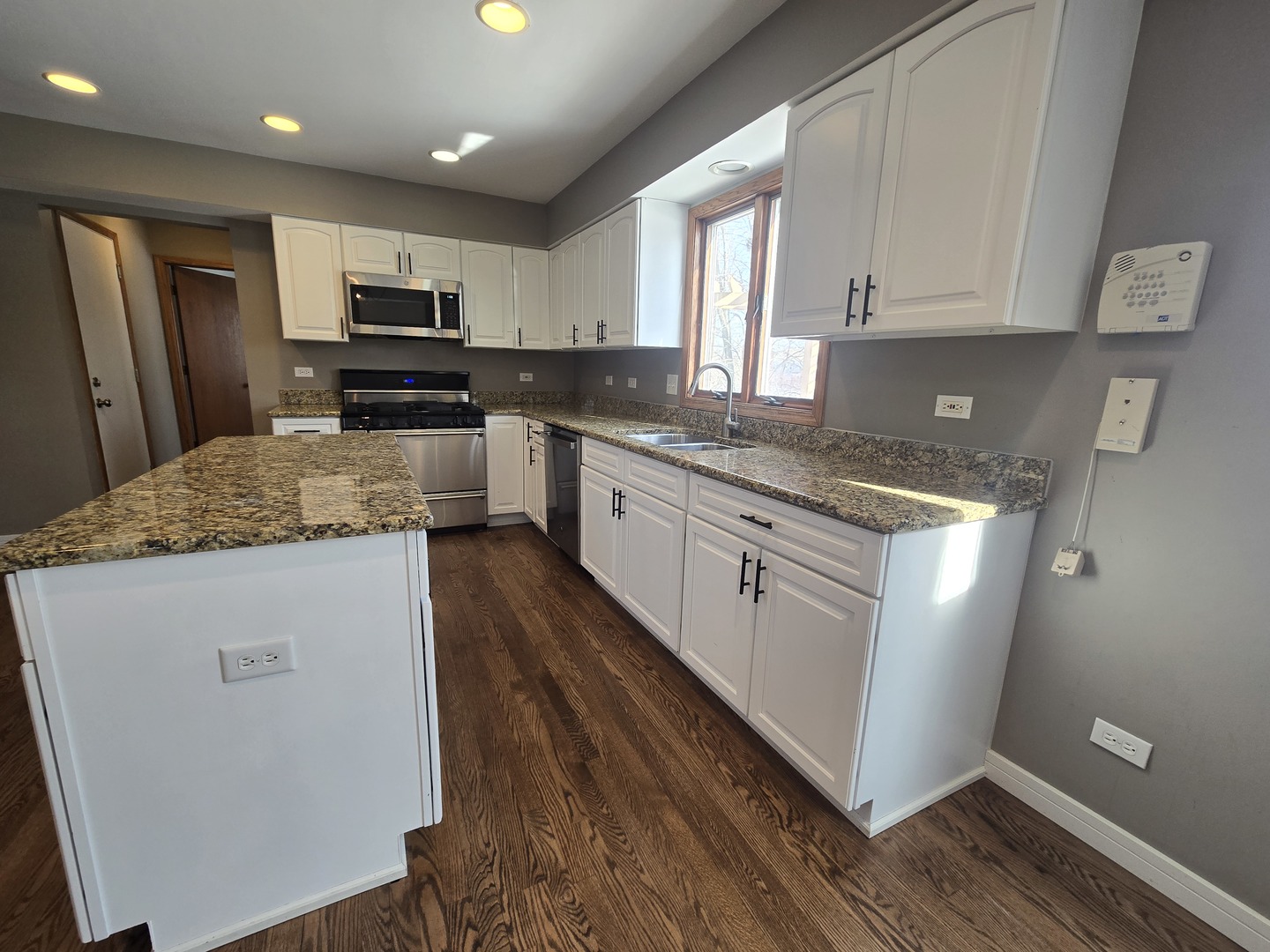 1565 OLD BARN Circle, Libertyville, IL 60048