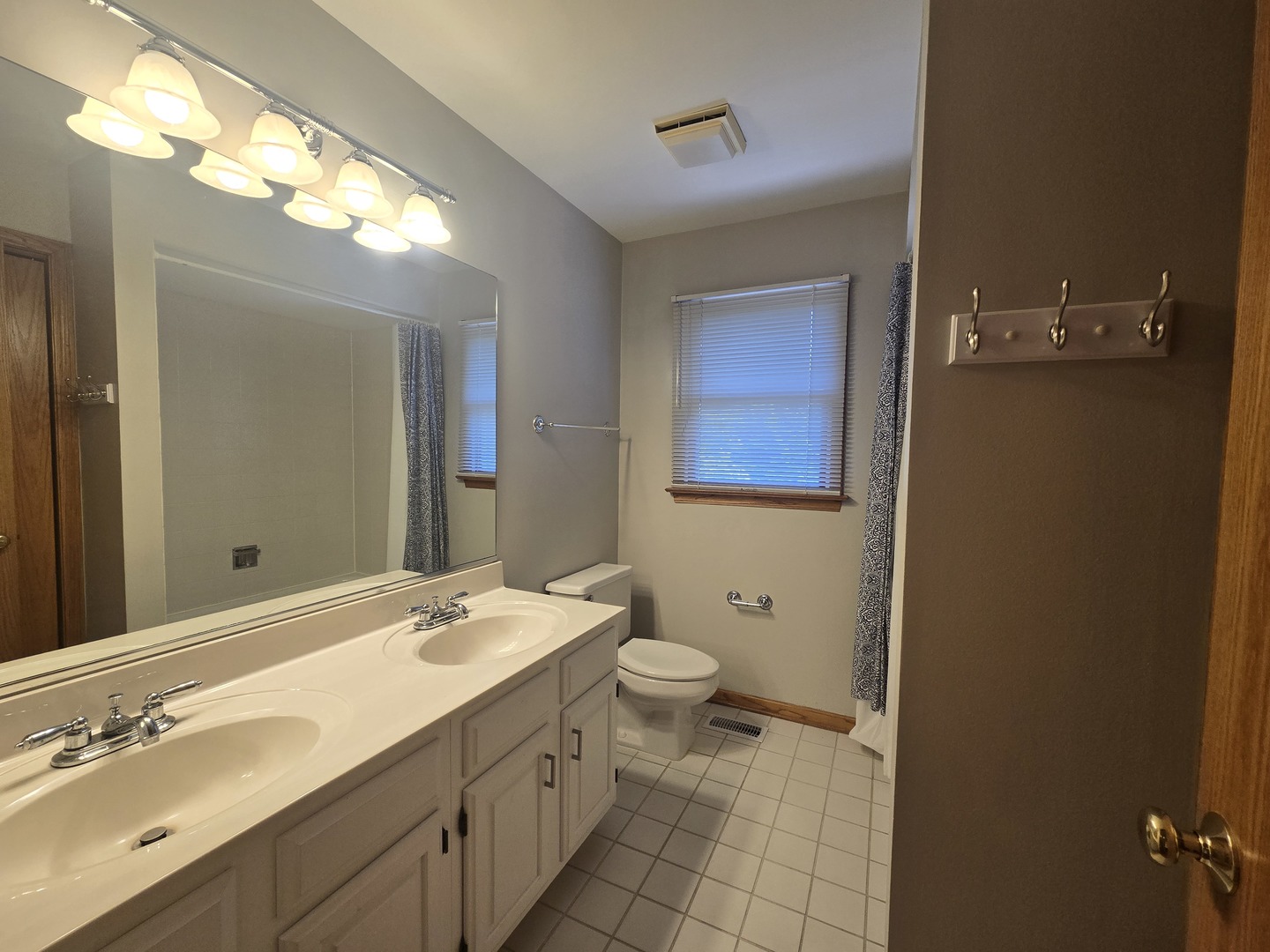 1565 OLD BARN Circle, Libertyville, IL 60048