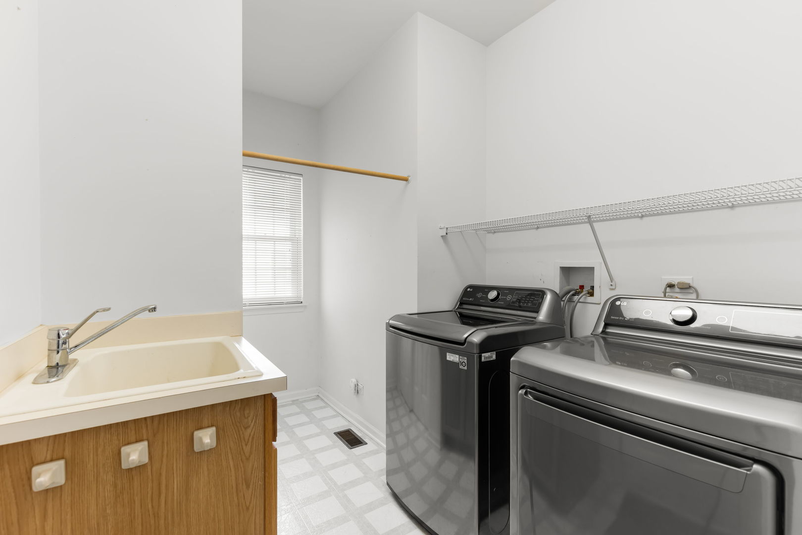 3 Barton Creek Court, Lake In The Hills, IL 60156