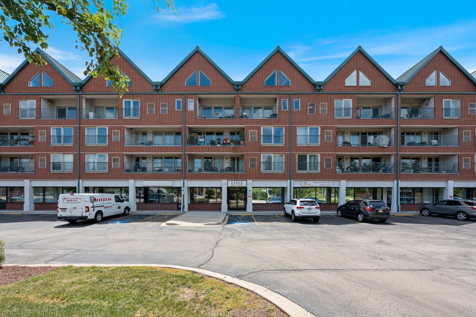 1111 Burlington Avenue #105, Lisle, IL 60532