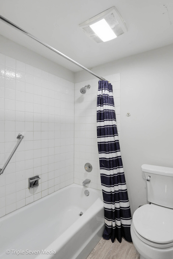 440 Raintree Court #1G, Glen Ellyn, IL 60137