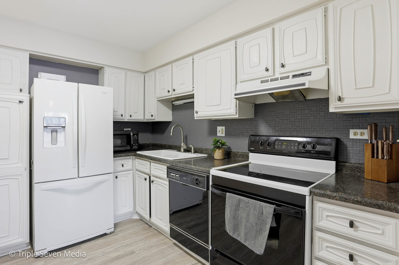 440 Raintree Court #1G, Glen Ellyn, IL 60137