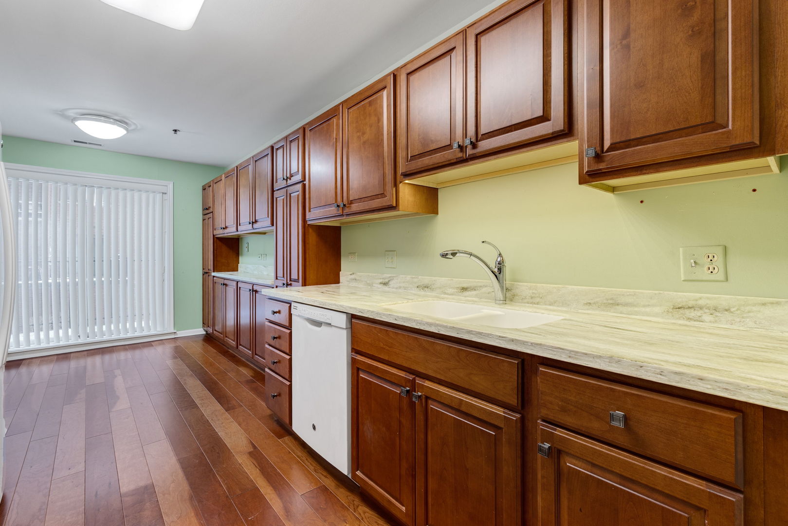 129 Acacia Circle #106E, Indian Head Park, IL 60525