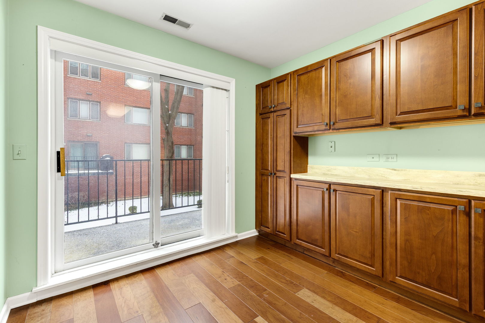 129 Acacia Circle #106E, Indian Head Park, IL 60525