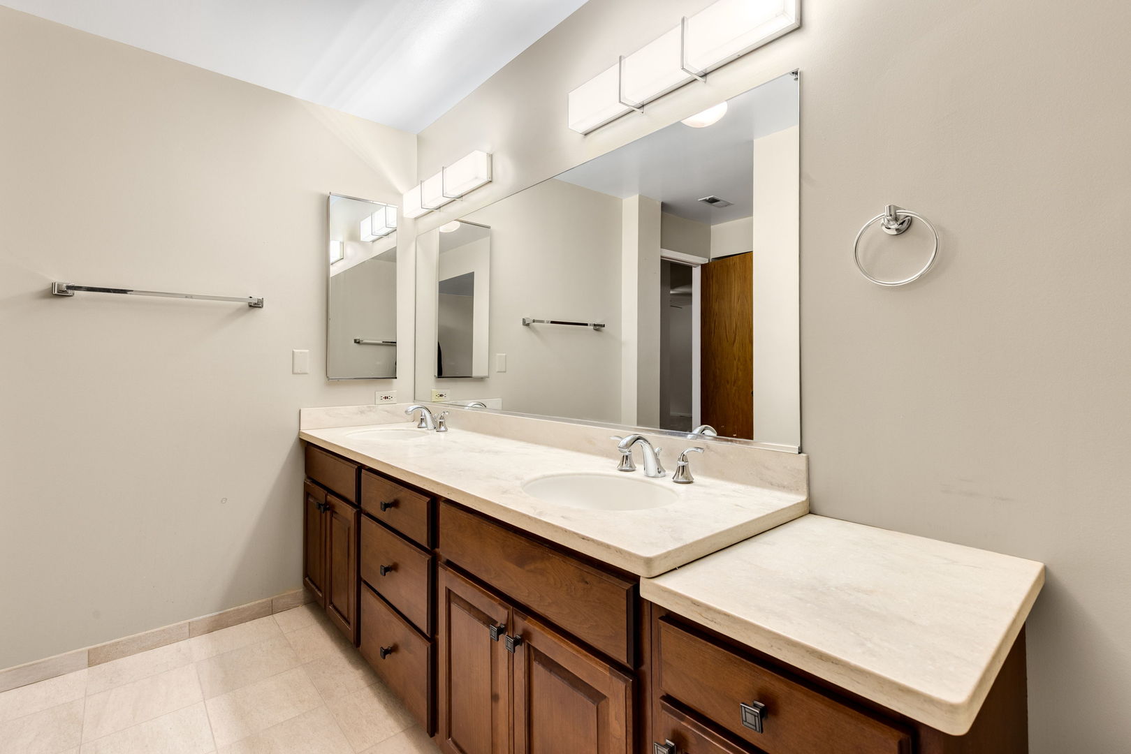 129 Acacia Circle #106E, Indian Head Park, IL 60525