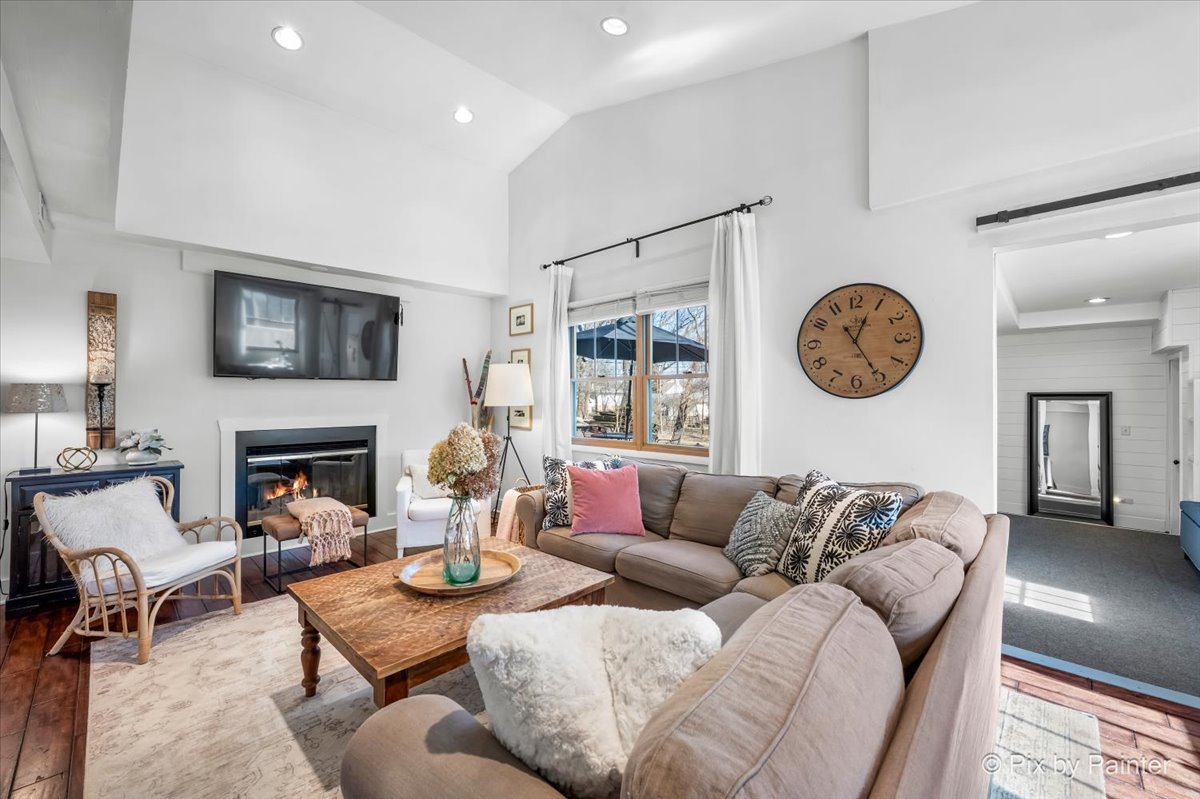 917 S Grove Avenue, Barrington, IL 60010