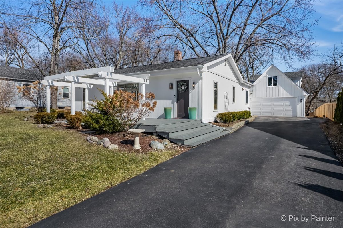 917 S Grove Avenue, Barrington, IL 60010