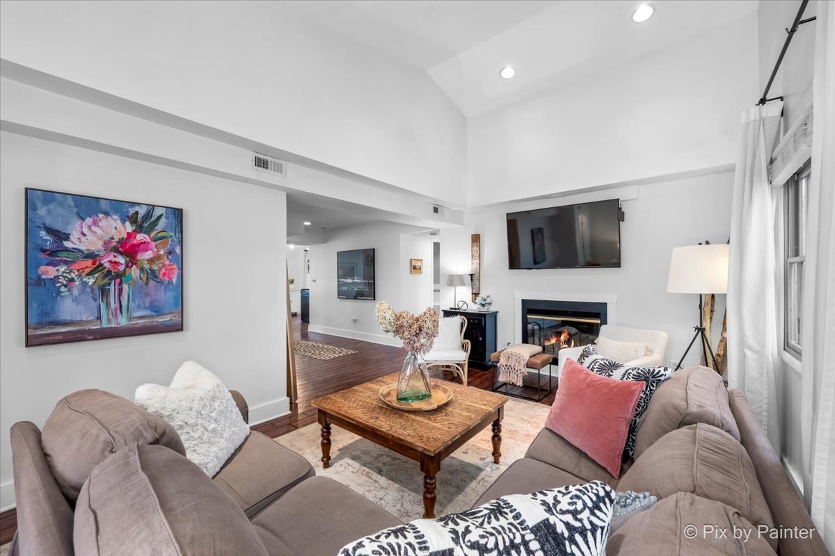 917 S Grove Avenue, Barrington, IL 60010