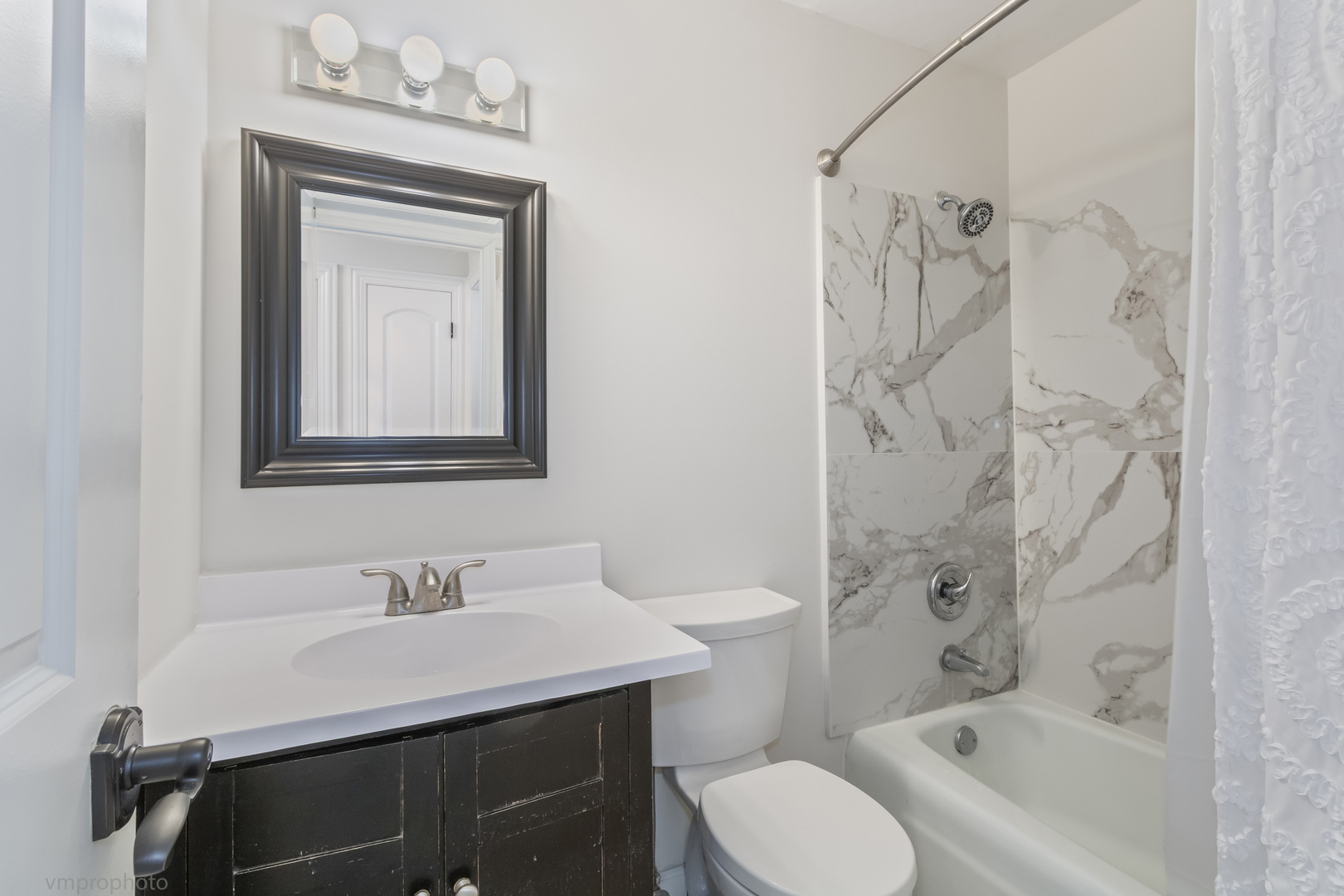 925 SPRING HILL Drive #101, Northbrook, IL 60062