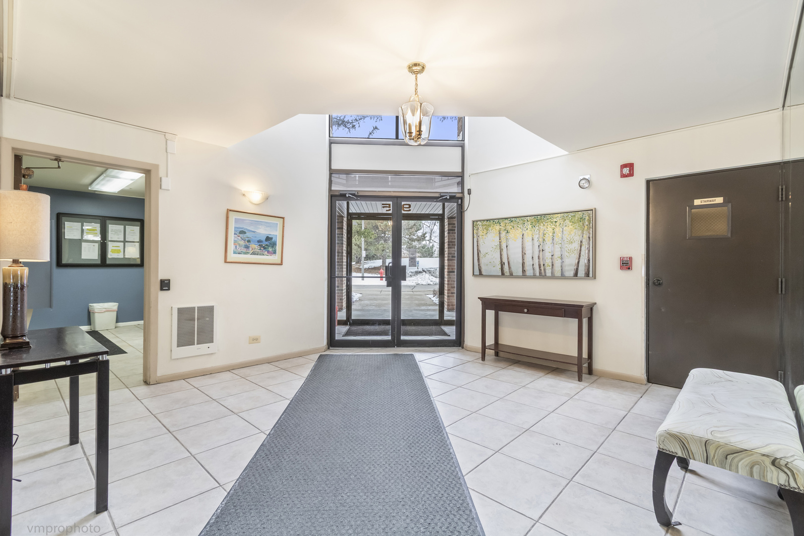 925 SPRING HILL Drive #101, Northbrook, IL 60062