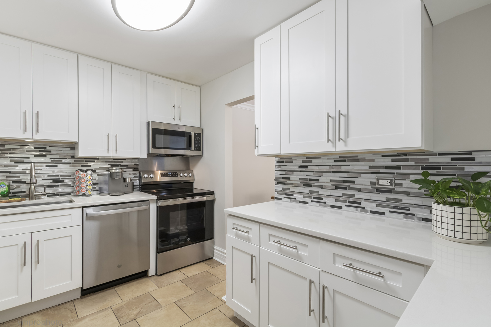 925 SPRING HILL Drive #101, Northbrook, IL 60062