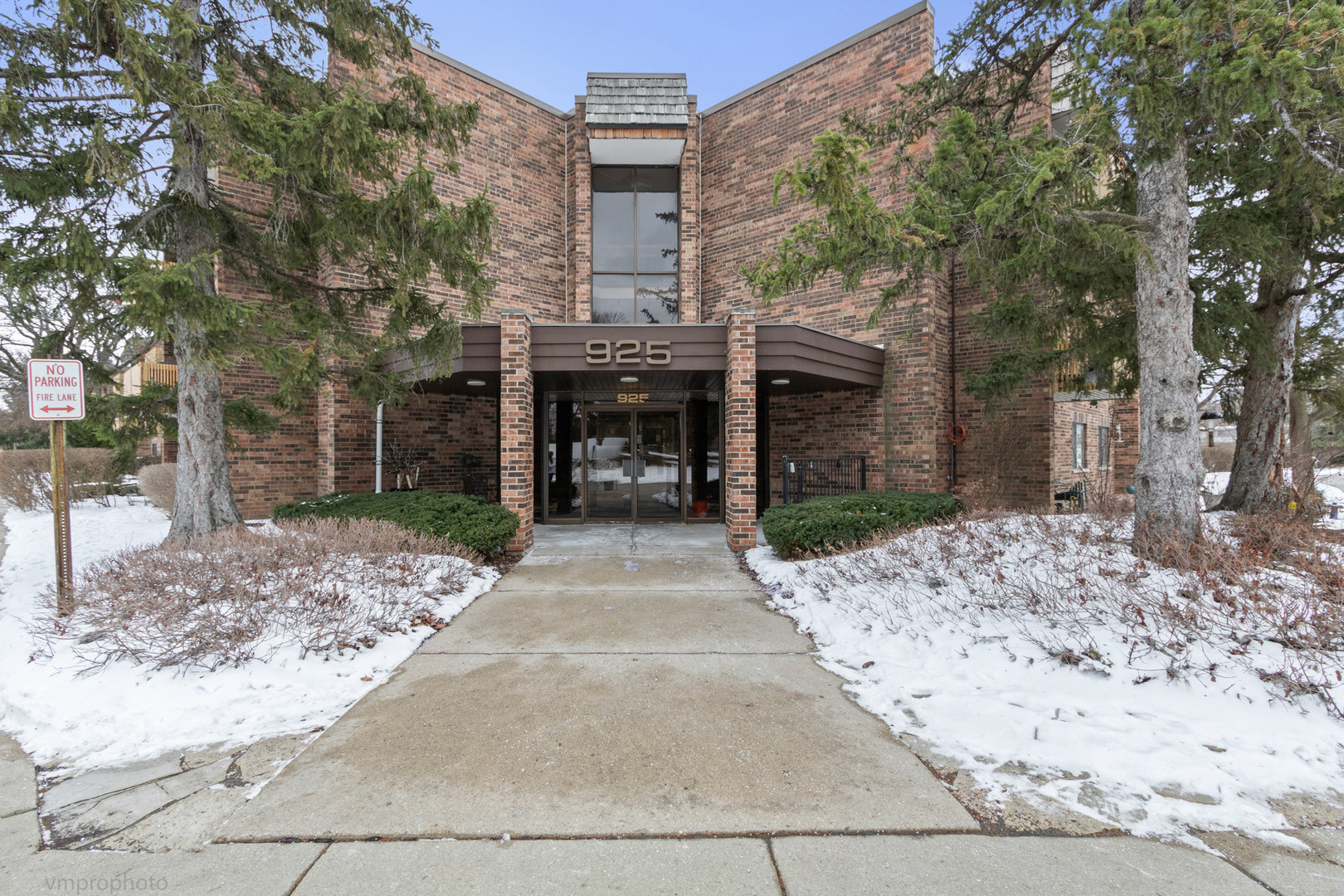 925 SPRING HILL Drive #101, Northbrook, IL 60062