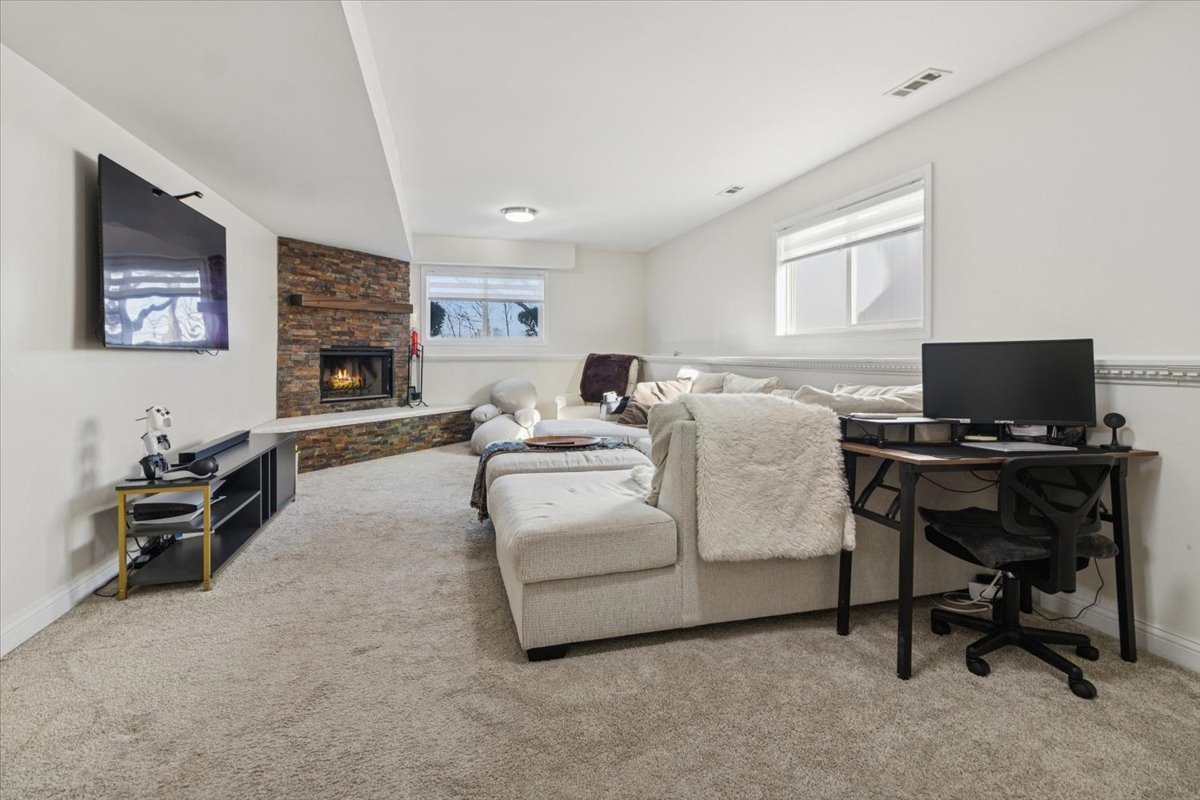 27W585 Galusha Avenue, Warrenville, IL 60555