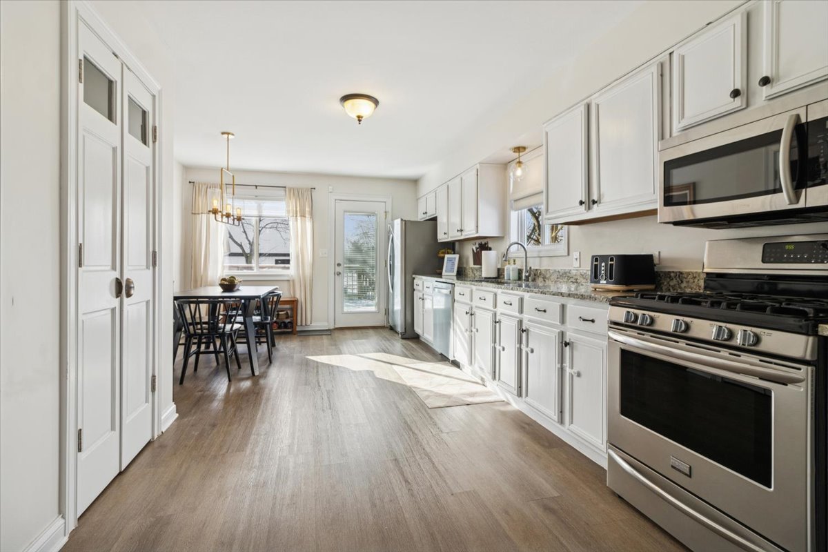 27W585 Galusha Avenue, Warrenville, IL 60555