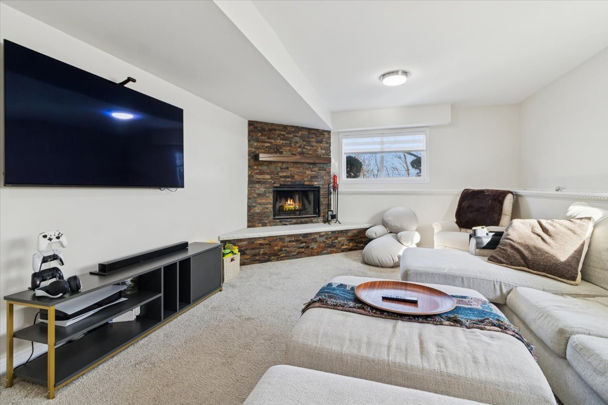 27W585 Galusha Avenue, Warrenville, IL 60555