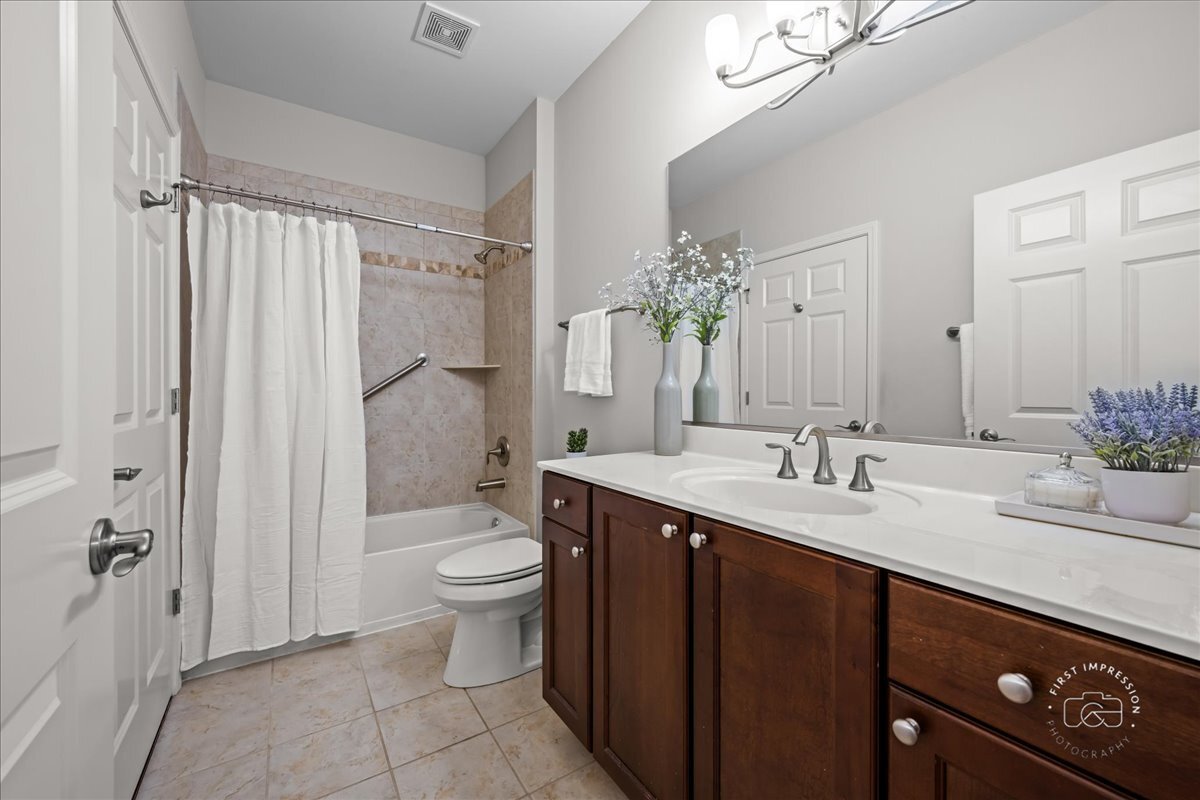 2843 Hillcrest Circle, Naperville, IL 60564