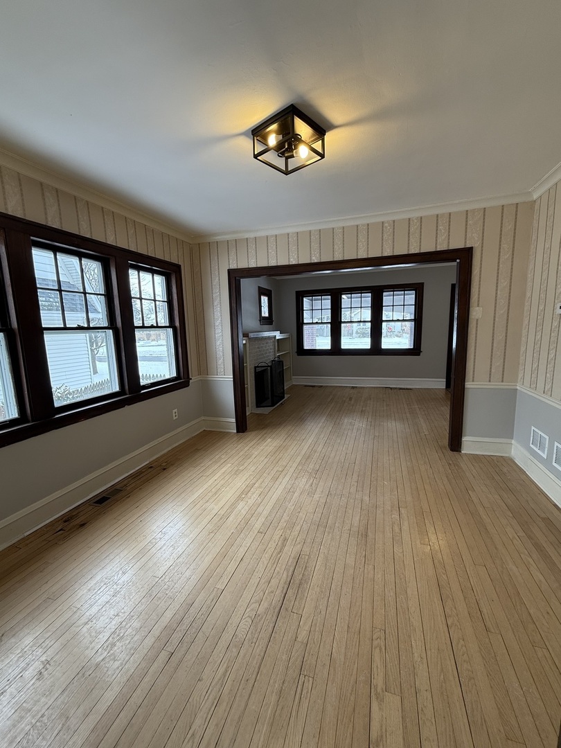 247 S Oakland Grove, Elmhurst, IL 60126