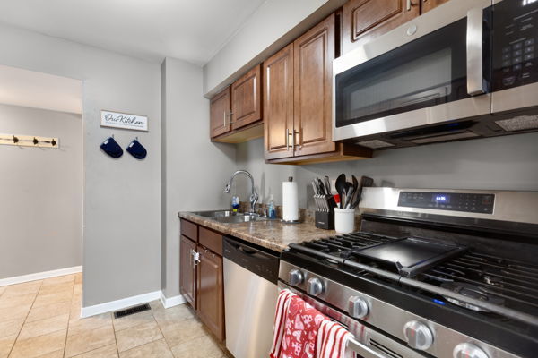 4022 Oxford Court, Streamwood, IL 60107