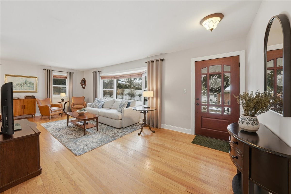 235 Cumnor Avenue, Glen Ellyn, IL 60137