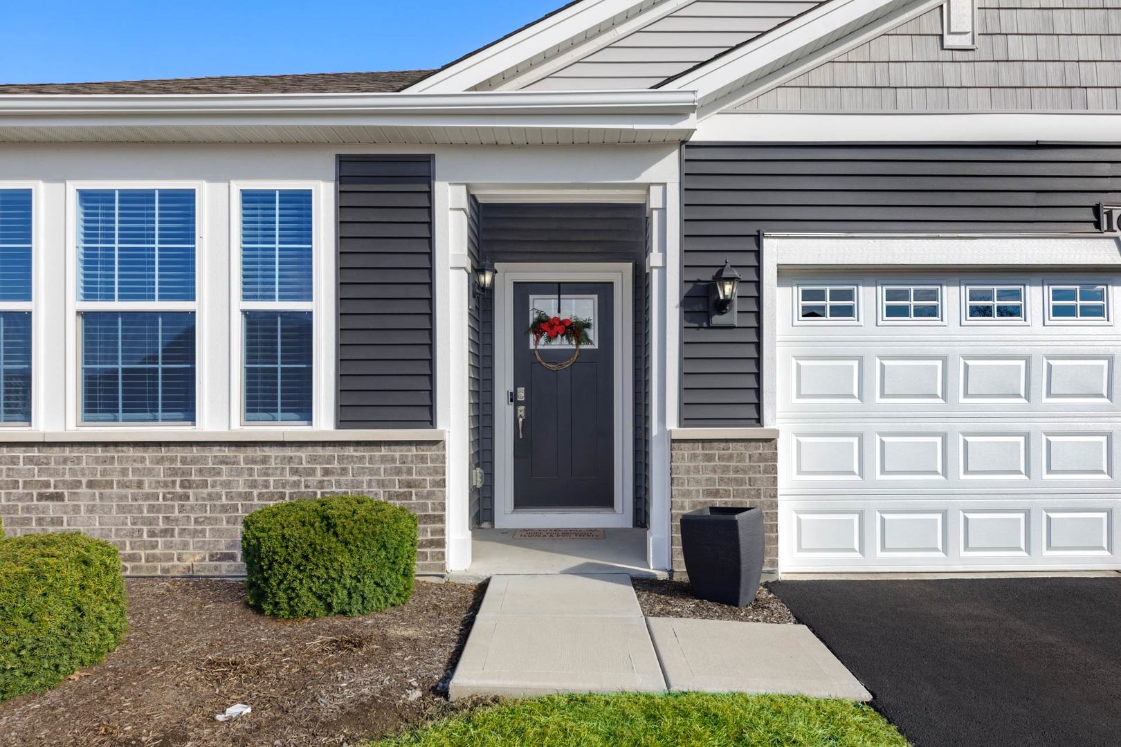 1013 Fitzwilliam Way, North Aurora, IL 60542