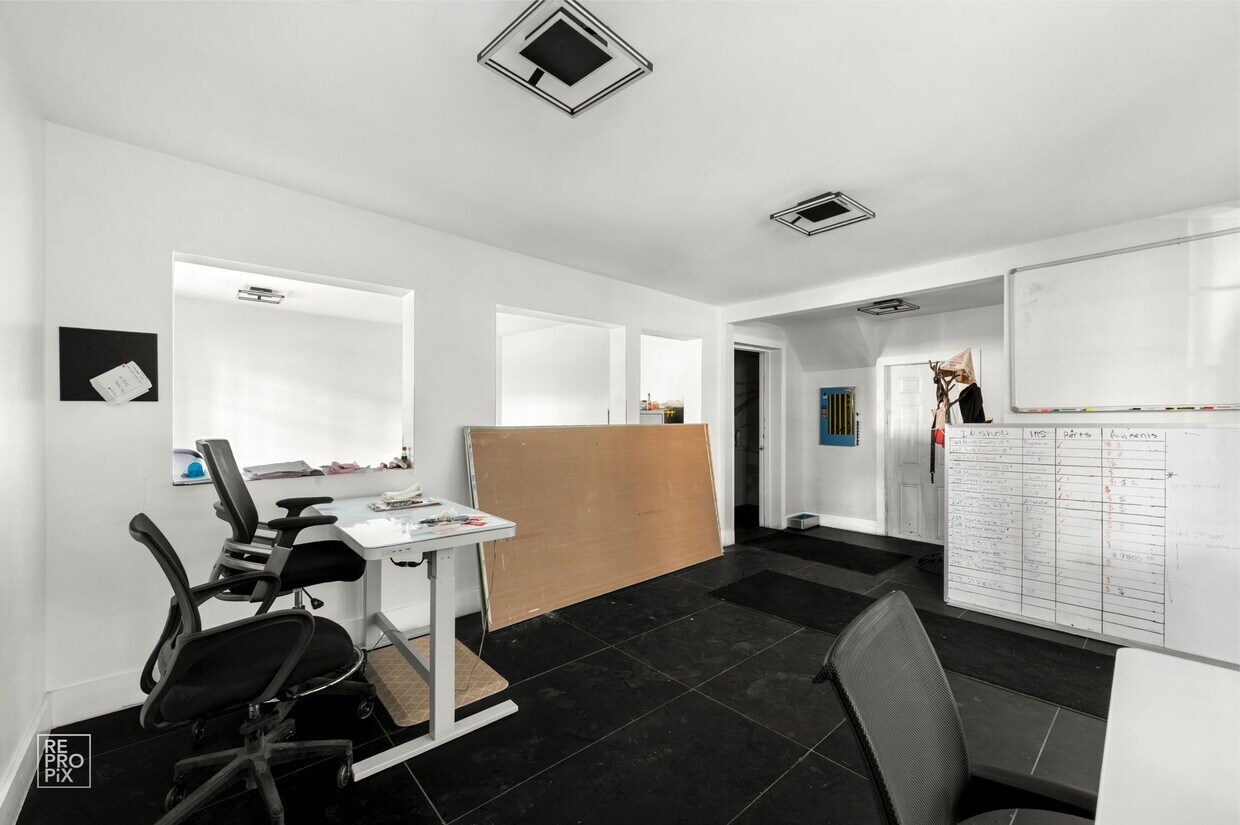 1123 W Catalpa Avenue, Chicago, IL 60640