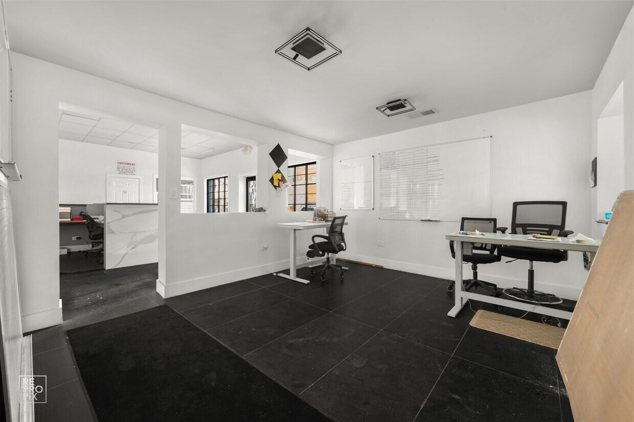 1123 W Catalpa Avenue, Chicago, IL 60640