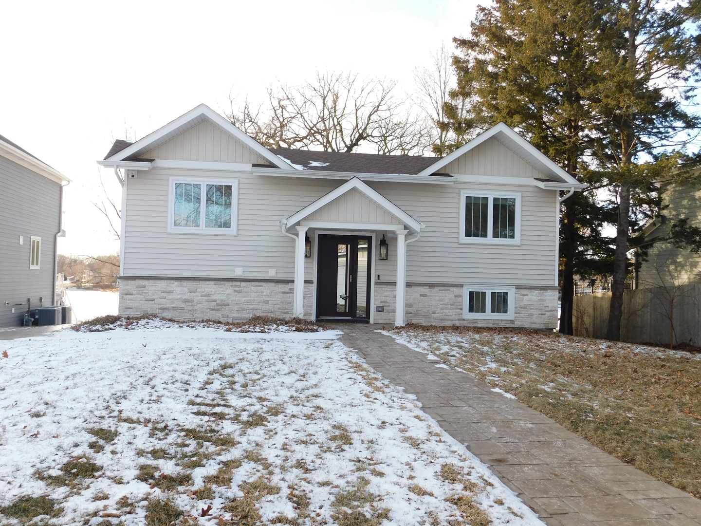 1590 Lake Holiday Drive, Lake Holiday, IL 60548