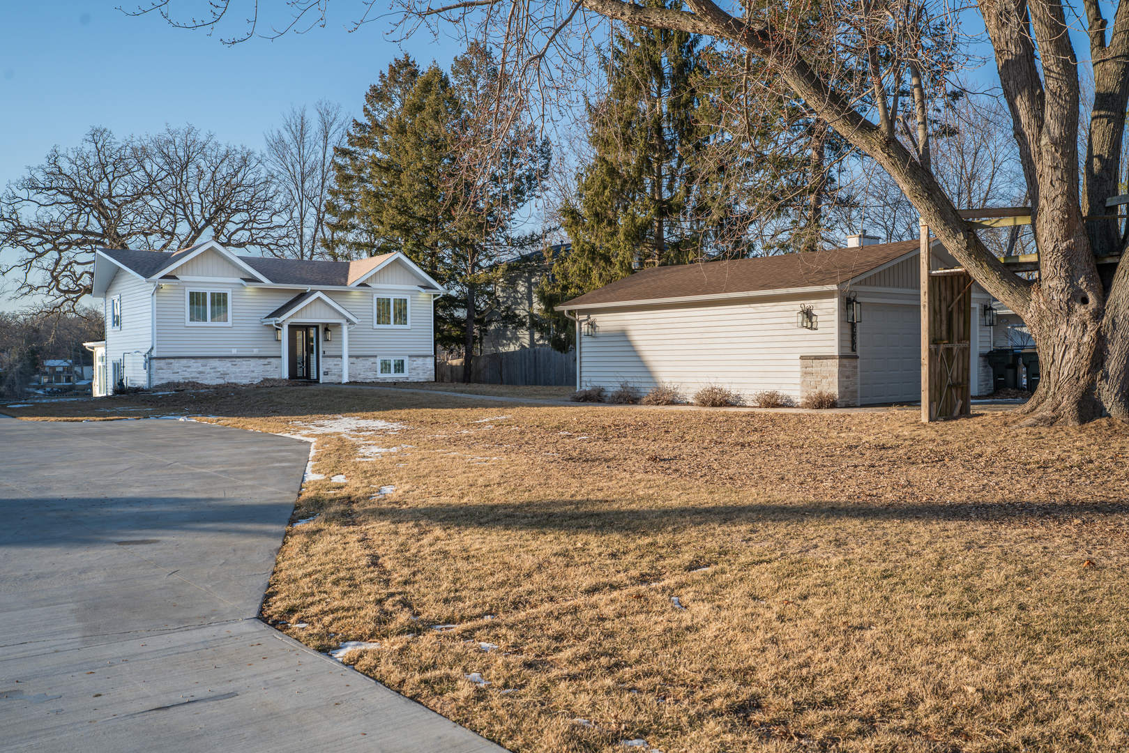 1590 Lake Holiday Drive, Lake Holiday, IL 60548