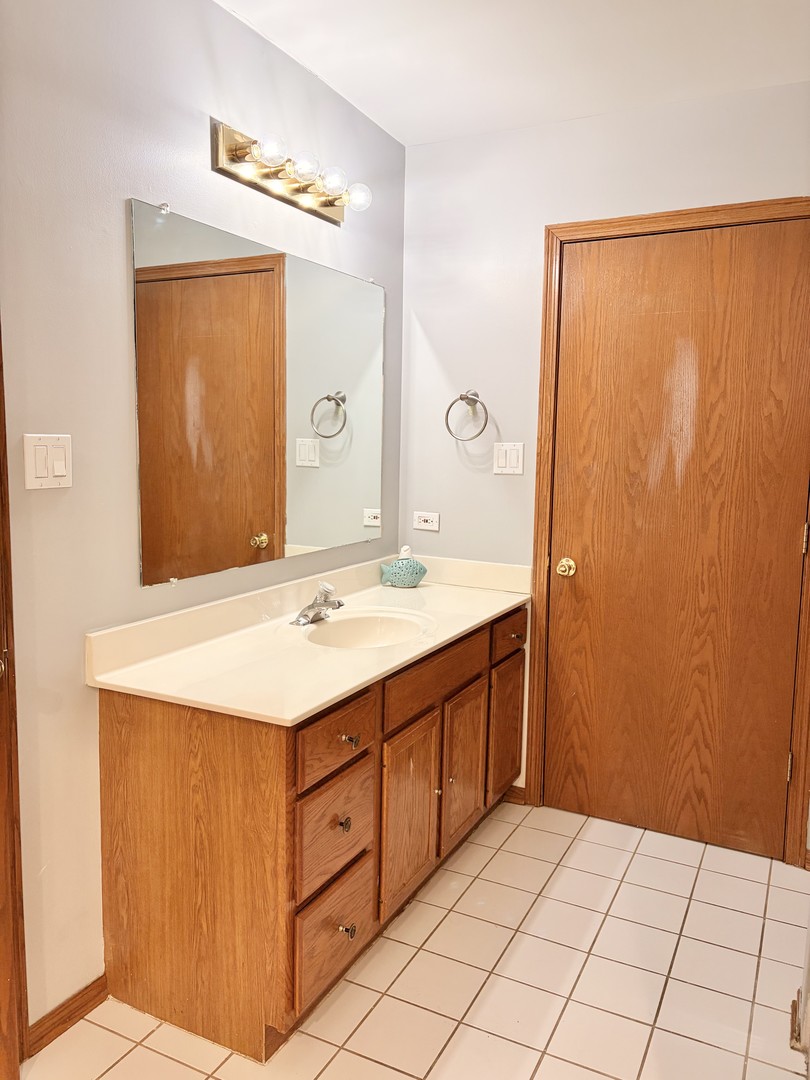 10956 S 76 Avenue #H, Palos Hills, IL 60465