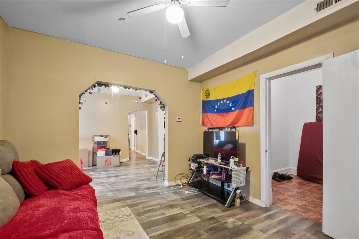 6027 S Loomis Boulevard, Chicago, IL 60636