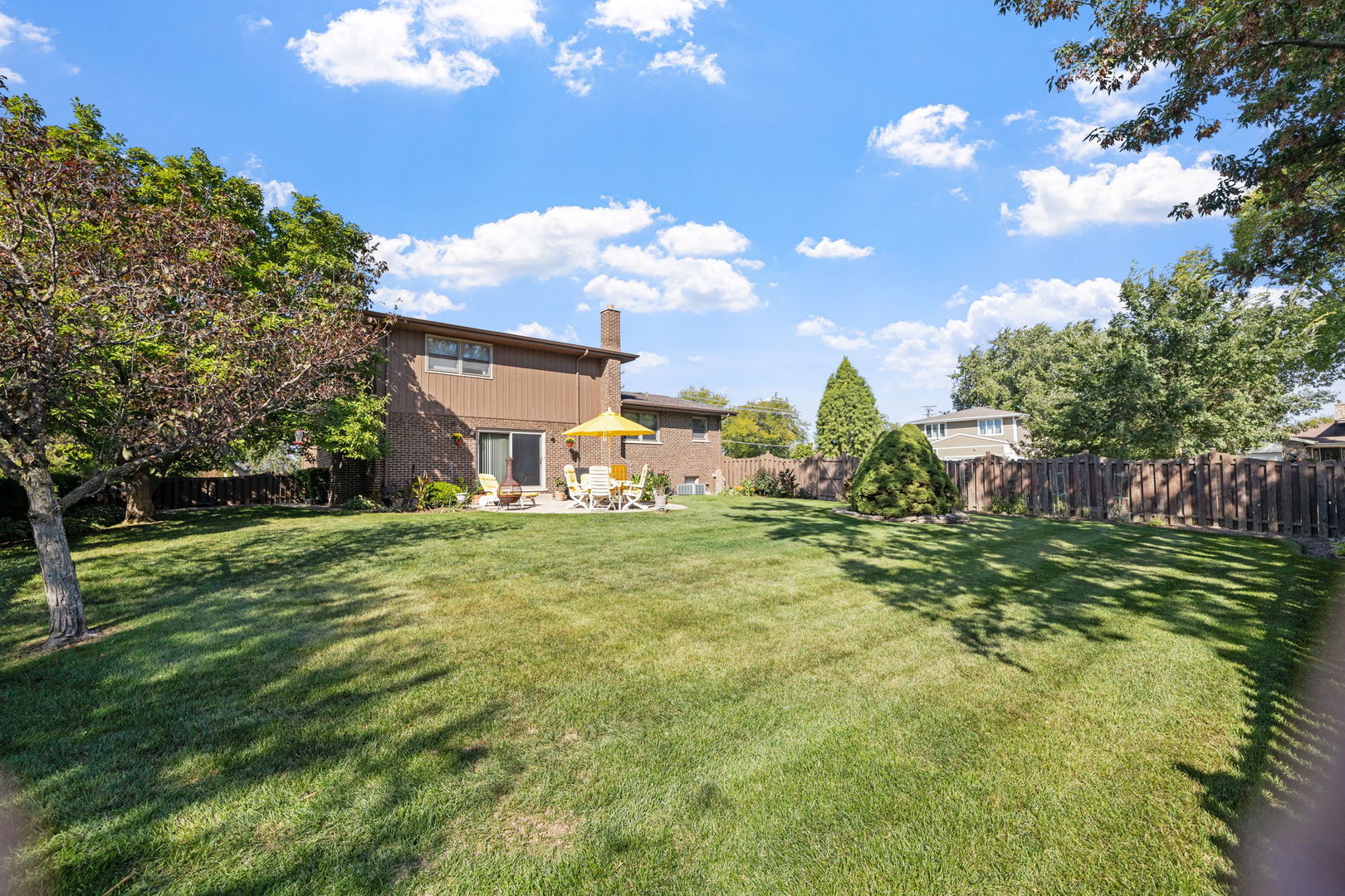 2439 N Windsor Drive, Arlington Heights, IL 60004