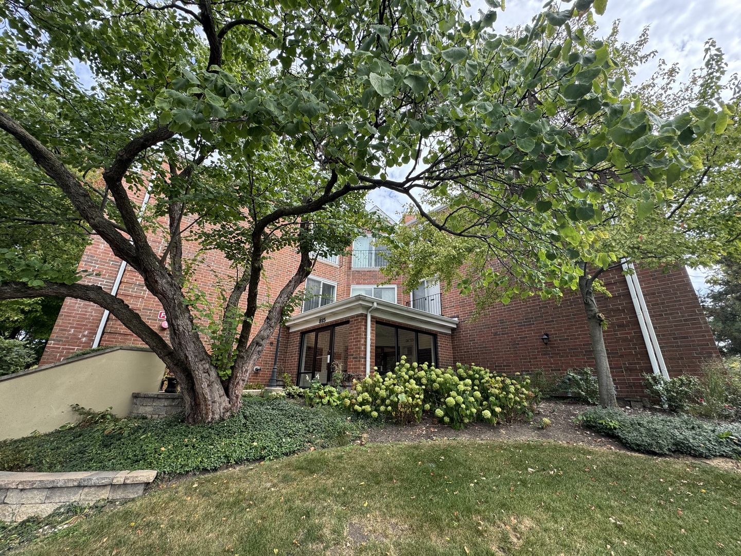 815 Leicester Road #211, Elk Grove Village, IL 60007