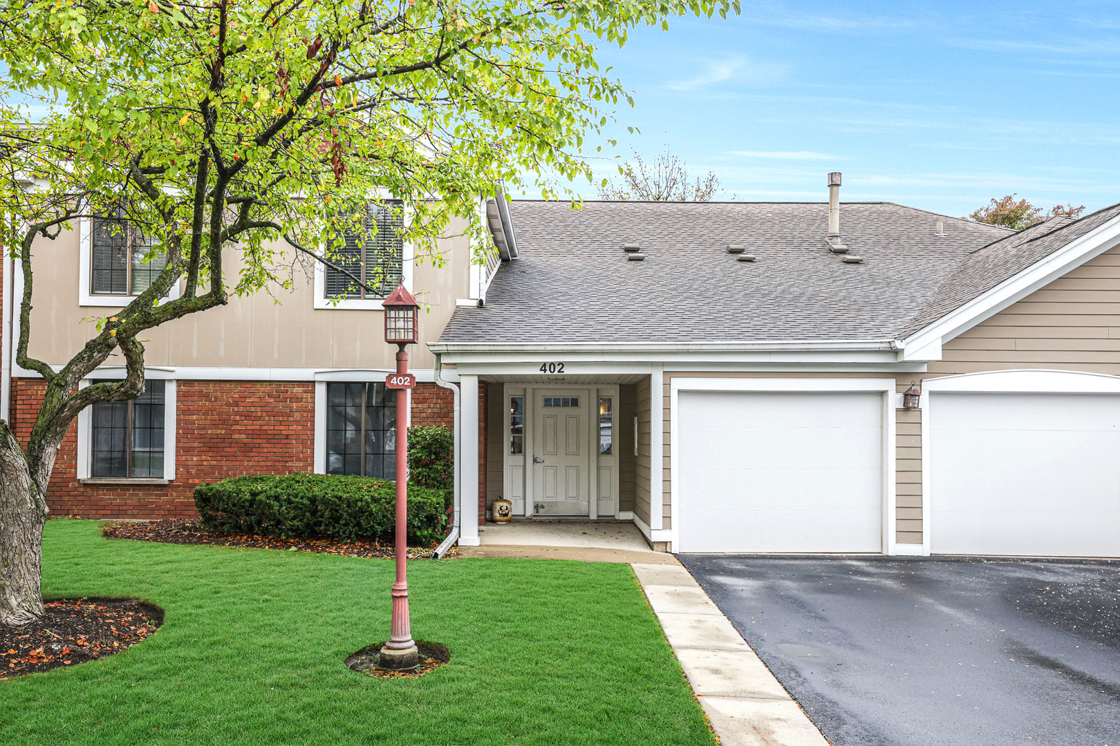 402 Sandalwood Lane #C1, Schaumburg, IL 60193