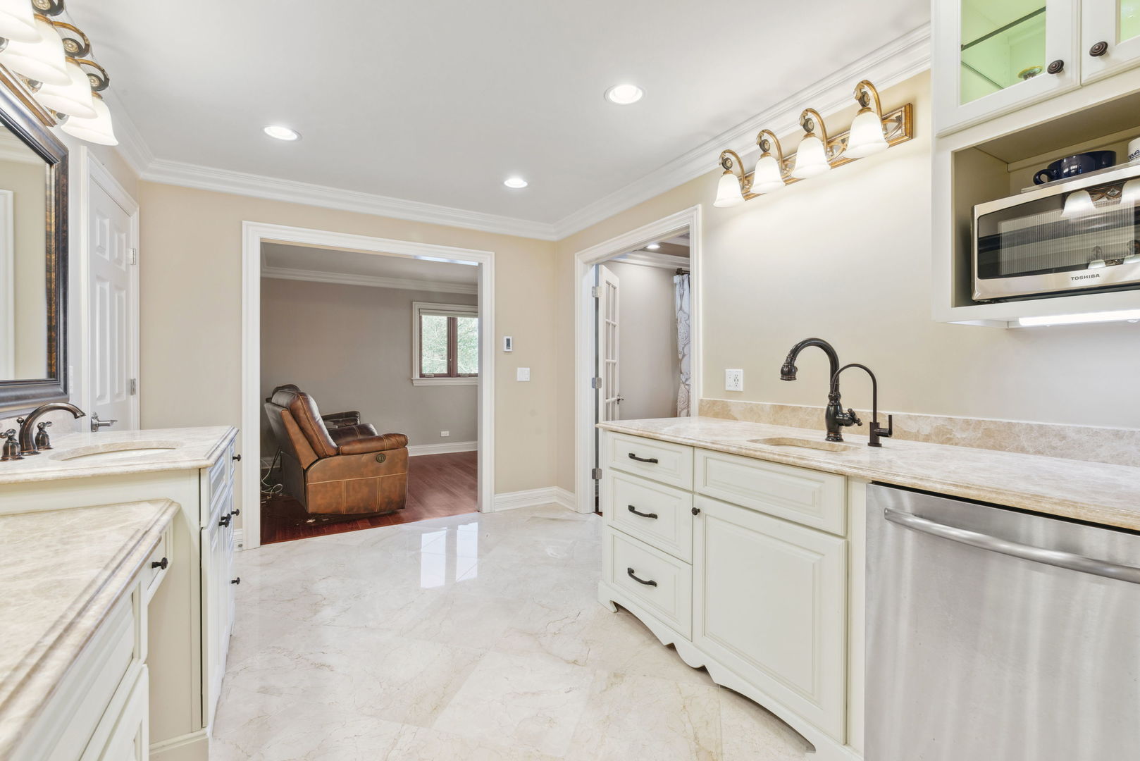 719 Midwest Club Parkway, Oak Brook, IL 60523