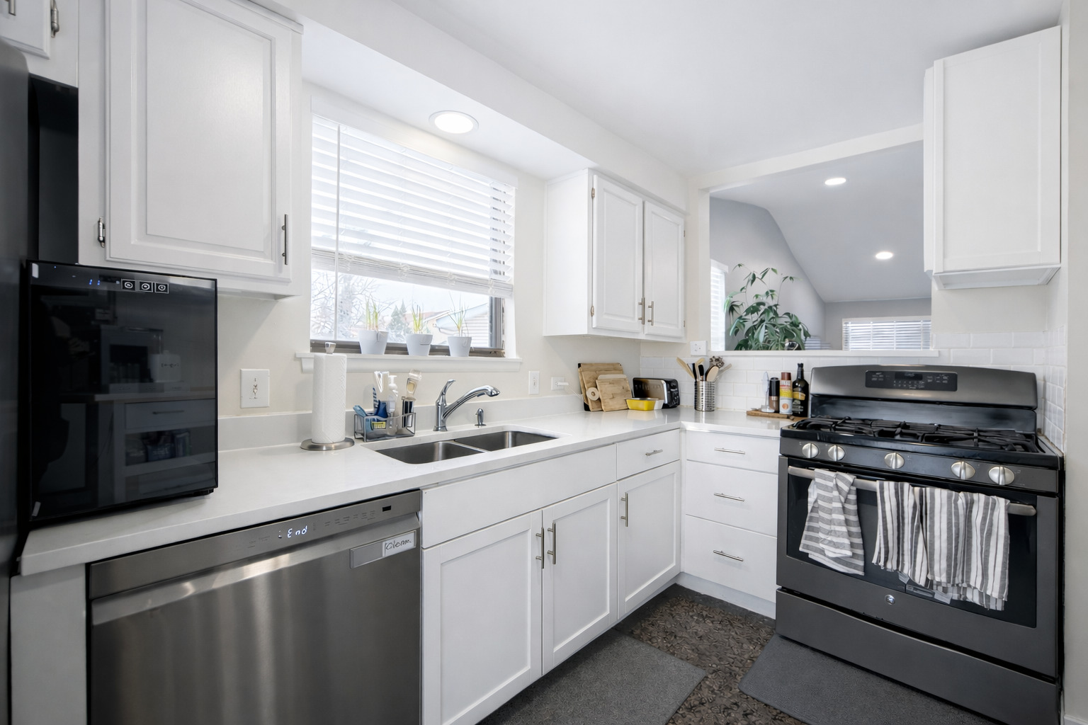 1587 Brookside Drive, Hoffman Estates, IL 60169