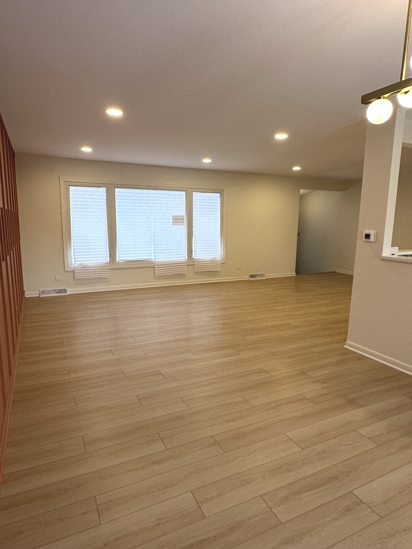 821 W Manor Court, Glenwood, IL 60425