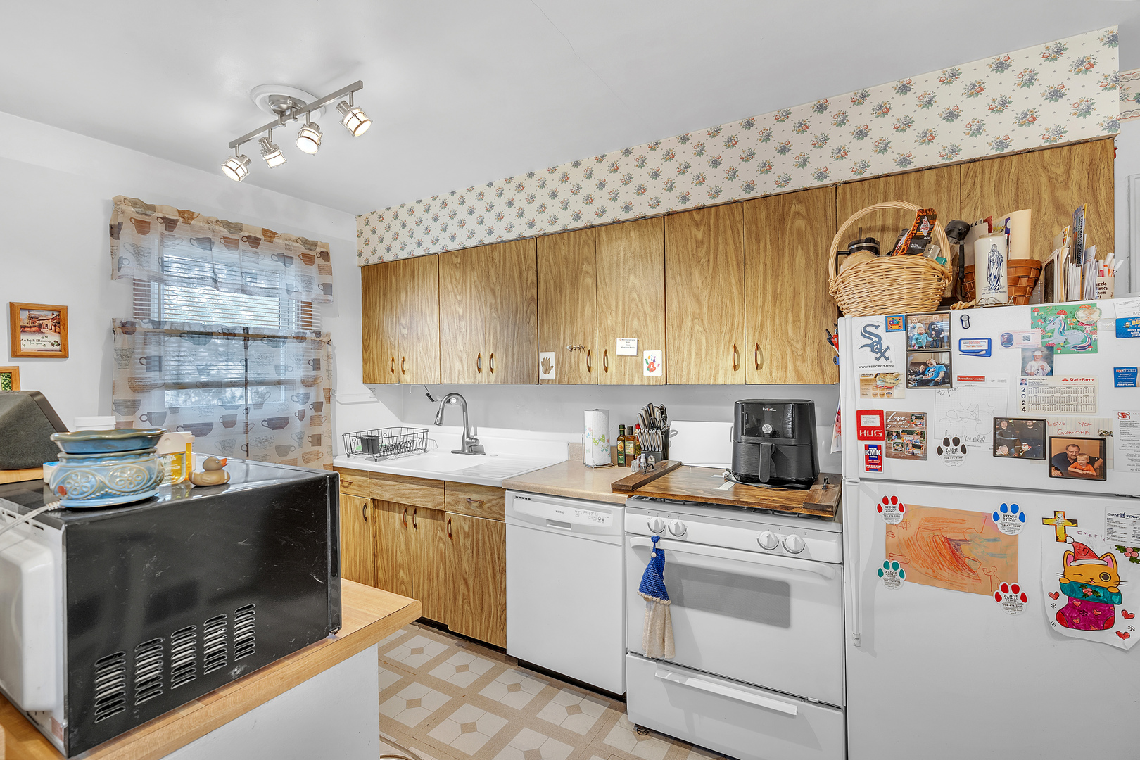 17617 Burnham Avenue, Thornton, IL 60476