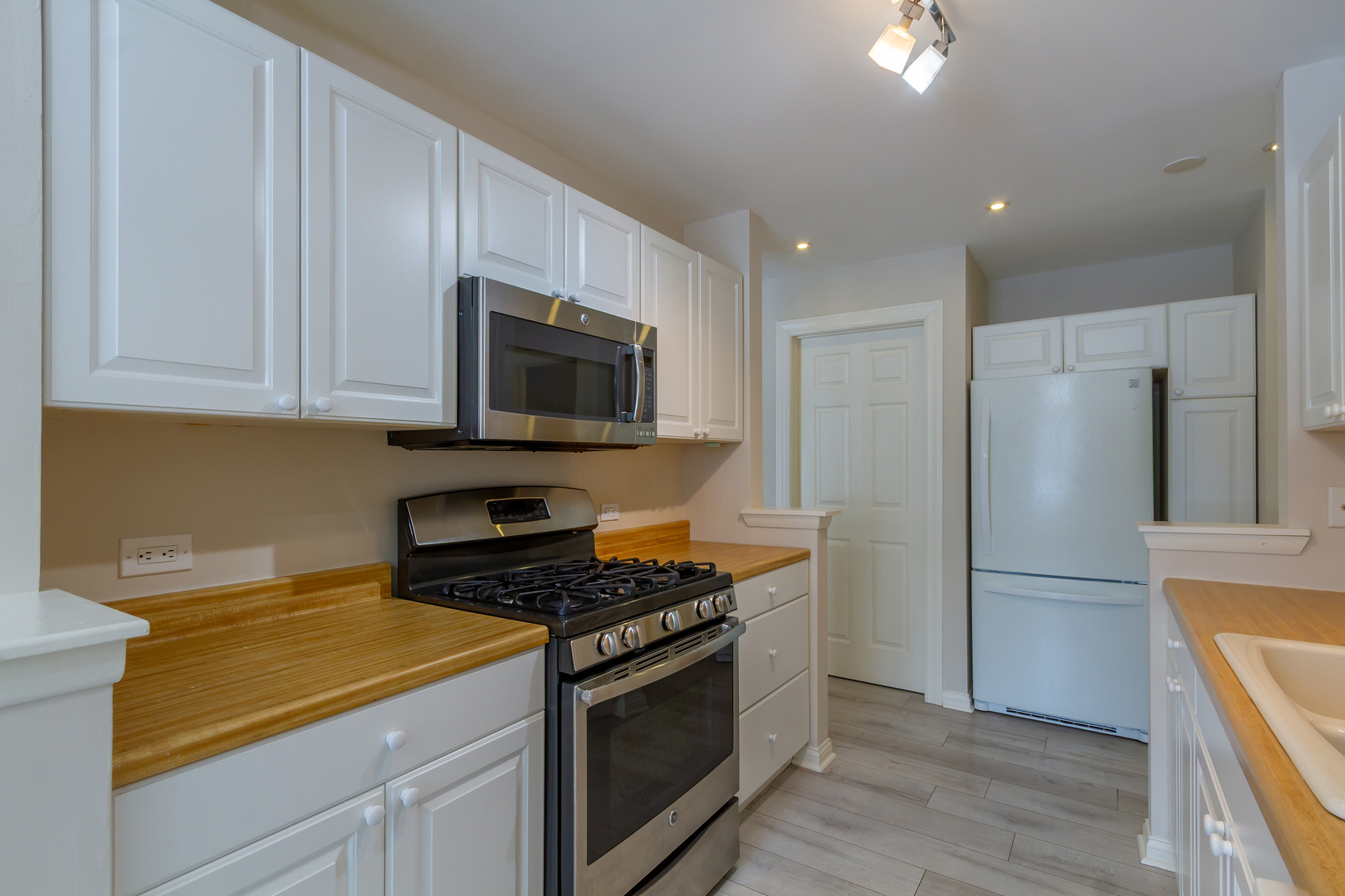 25 Superior Court #L2, Schaumburg, IL 60193