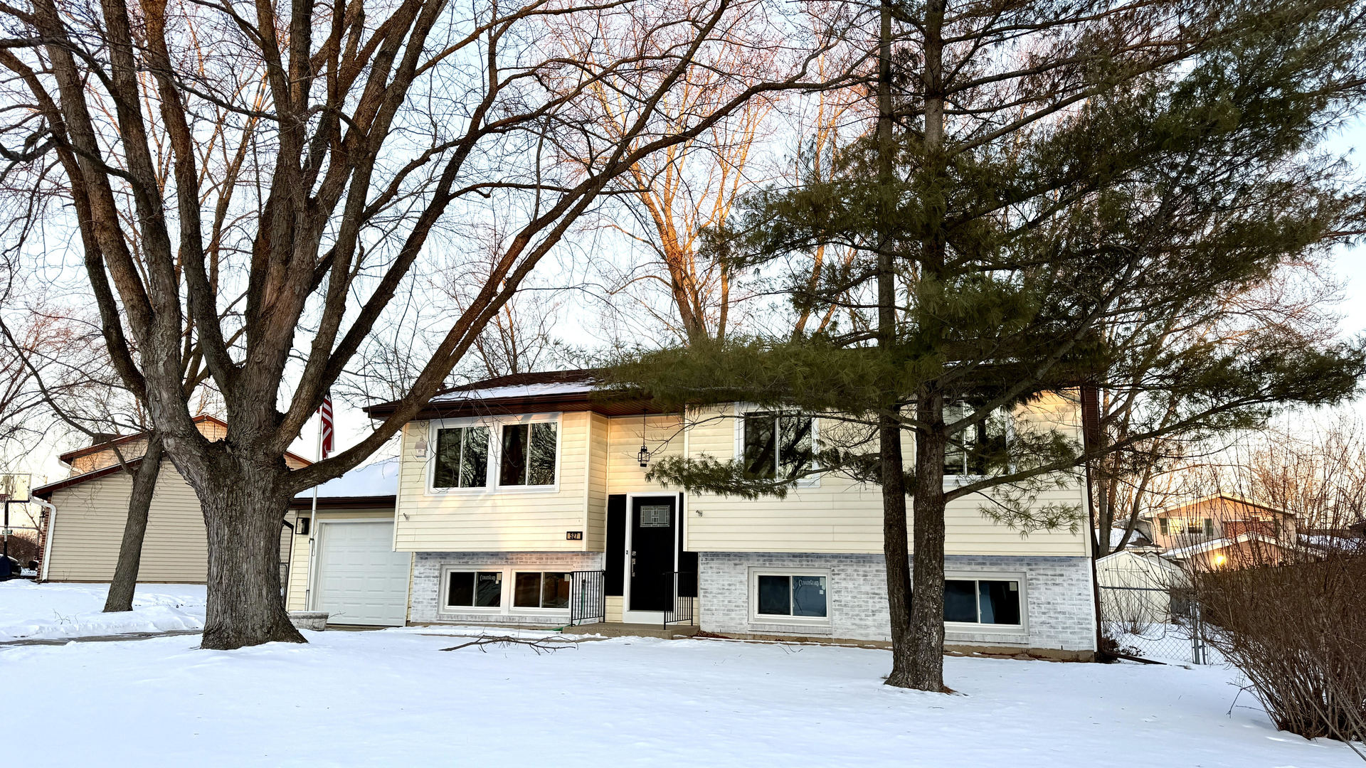 527 Northgate Road, Lindenhurst, IL 60046