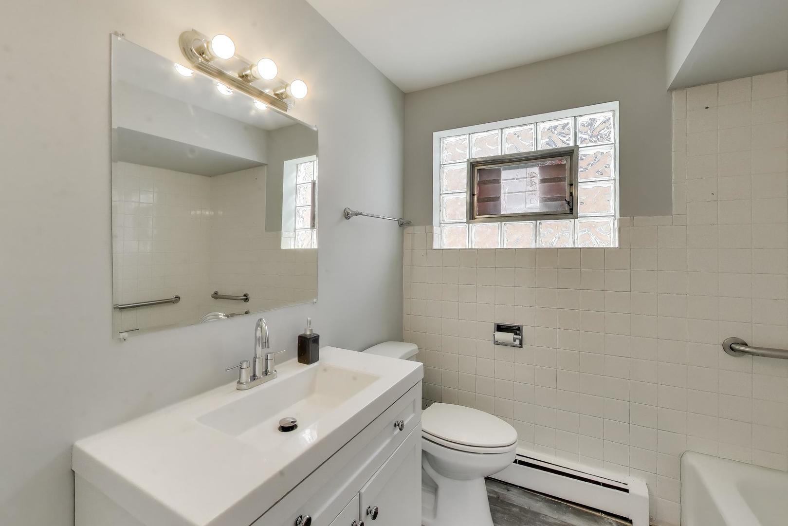 5822 W 79th Street, Burbank, IL 60459