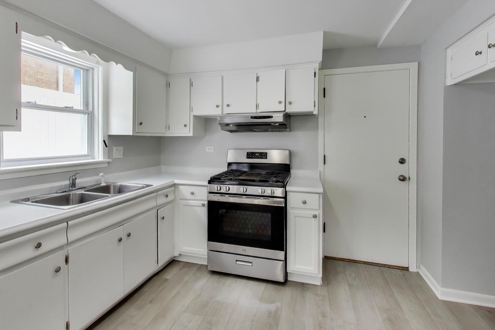 5822 W 79th Street, Burbank, IL 60459