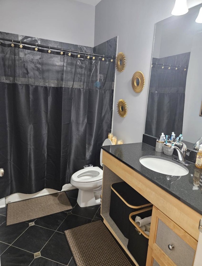 3560 S Giles Avenue #G, Chicago, IL 60653