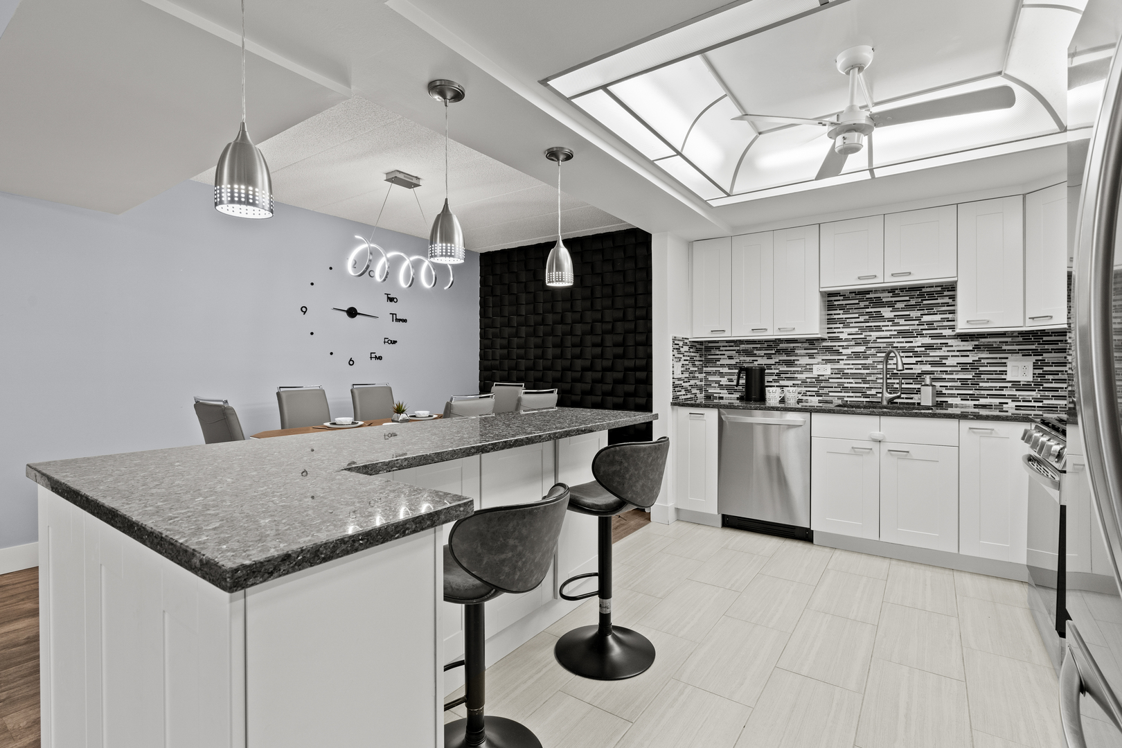 545 S River Road #307, Des Plaines, IL 60016