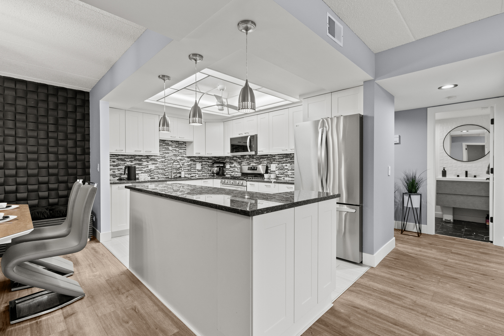 545 S River Road #307, Des Plaines, IL 60016