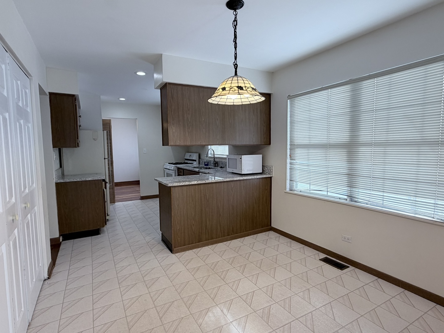 1817 Altoona Court, Schaumburg, IL 60194