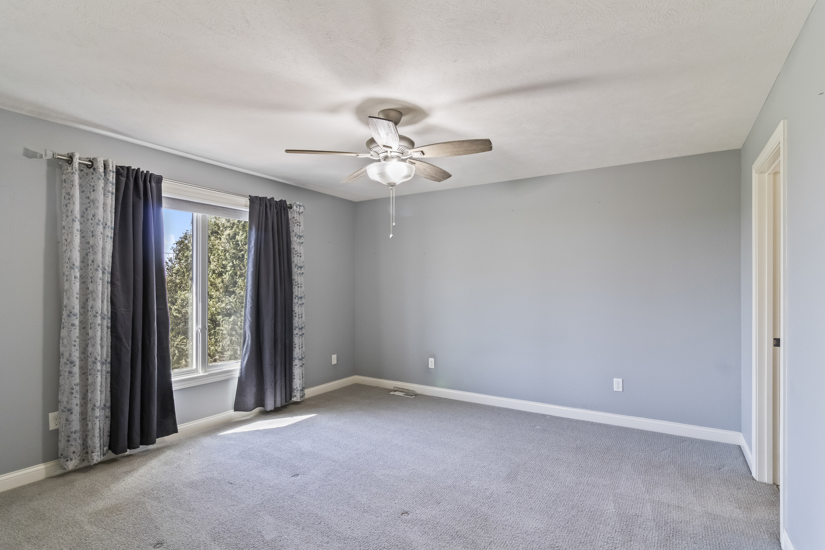 1915 Dunraven Road, Bloomington, IL 61704